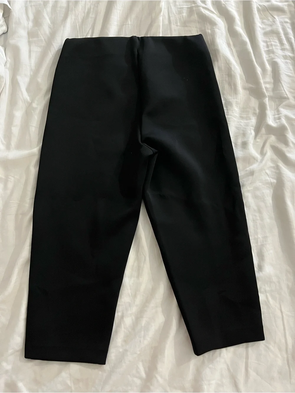 Good American Black Cropped Ponte Capri Pants